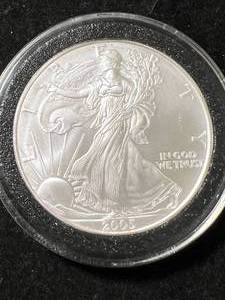 lot 27 image: 2005 AMERICAN SILVER EAGLE 1 TROY OZ .999 FINE SILVER IN AIRTITE