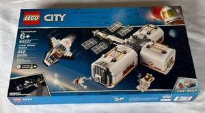 lot 8 image: LEGO Lunar Space Station 60227 412 Piece Set - NewSealed