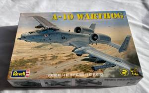 lot 25 image: A-10 Warthog Revell 148th Model Airplane