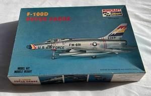 lot 32 image: F-100D Super Sabre Model Airplane Kit Minicraft Hasegawa 172