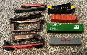 lot 87 image: HO Gauge Model Train 12 Piece Lot - Vintage