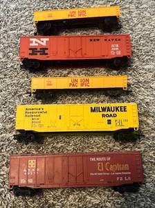 lot 86 image: HO Gauge Model Train 5 Car Lot - Vintage