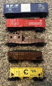 lot 85 image: HO Gauge Model Train 5 Car Lot - Vintage