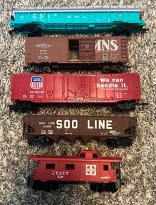 lot 83 image: HO Gauge Model Train 5 Car Lot - Vintage