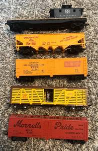 lot 81 image: HO Gauge Model Train 5 Car Lot - Vintage