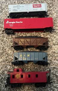 lot 79 image: HO Gauge Model Train 5 Car Lot - Vintage