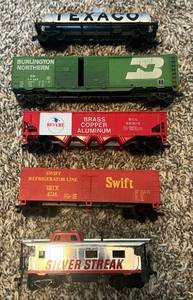 lot 78 image: HO Gauge Model Train 5 Car Lot - Vintage