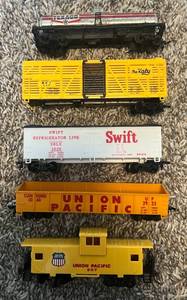 lot 77 image: HO Gauge Model Train 5 Car Lot - Vintage