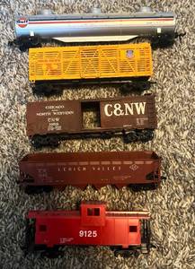 lot 76 image: HO Gauge Model Train 5 Car Lot - Vintage
