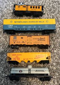 lot 74 image: HO Gauge Model Train 5 Car Lot - Vintage