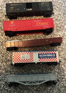 lot 72 image: HO Gauge Model Train 5 Car Lot - Vintage