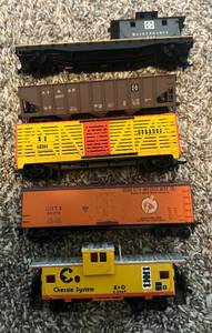 lot 71 image: HO Gauge Model Train 5 Car Lot - Vintage