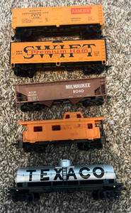 lot 70 image: HO Gauge Model Train 5 Car Lot - Vintage
