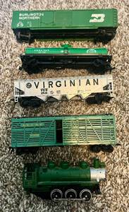 lot 68 image: HO Gauge Model Train 5 Car Lot - Vintage