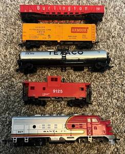 lot 66 image: HO Gauge Model Train 5 Car Lot - Vintage