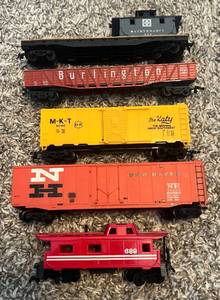 lot 82 image: HO Gauge Model Train 5 Car Lot - Vintage