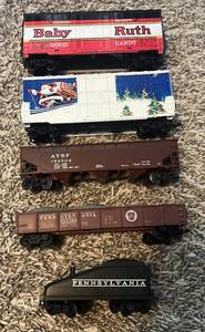 lot 80 image: HO Gauge Model Train 5 Car Lot - Vintage