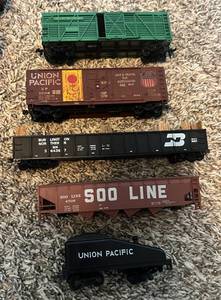 lot 73 image: HO Gauge Model Train 5 Car Lot - Vintage