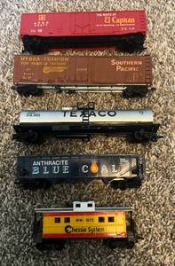 lot 69 image: HO Gauge Model Train 5 Car Lot - Vintage