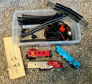 lot 88 image: HO Gauge Model Train Set - 3 Cars w Locomotive, Transformer, Track - Bachmann Santa Fe 307 EMD F9