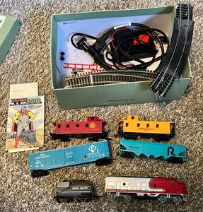 lot 89 image: HO Gauge Model Train Set - 6 Cars w Locomotive, Transformer, Track - Bachmann Santa Fe 307