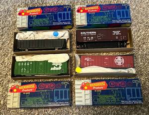 lot 95 image: (4) New In Box HO Scale Model Train Cars by Roundhouse Products