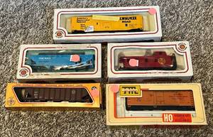 lot 96 image: (5) New In Box HO Scale Model Train Cars by Bachman, Train-Miniatures, and Mehano