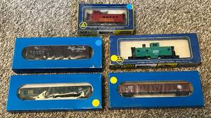 lot 98 image: (5) New in Box HO Scale Model Train Cars by AHM and E&C Shops