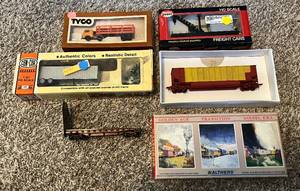 lot 99 image: (5) HO Scale Model Train Cars and Truck by Con-Cor, Wakthers, Model Power, Tyco