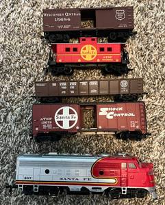 lot 101 image: 5 Car Lot of HO Scale Model Trains with Locomotive - Vintage