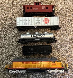 lot 102 image: 5 Car Lot of HO Scale Model Trains with Union Pacific Locomotive - Vintage