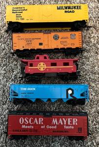 lot 103 image: Lot of 5 HO Scale Model Train Cars - Vintage