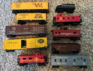 lot 104 image: Lot of 10 HO Scale Model Train Cars - Vintage