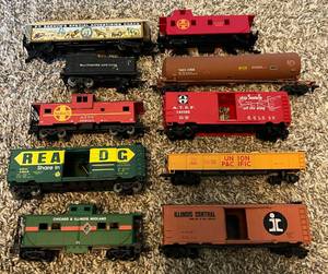 lot 105 image: Lot of 10 HO Scale Model Train Cars - Vintage