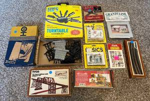 lot 112 image: (10) Various HO Scale Model Accessories - Turntable, Track, Bridge, Buildings, Stickers, Trestle and More