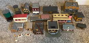 lot 118 image: Large Lot of HO Scale Model Buildings (16) and Accessories - Vintage