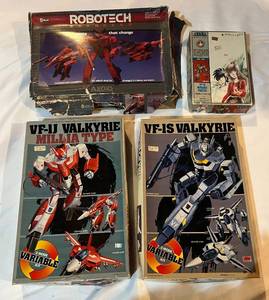 lot 153 image: Lot of 4 Robot  Transformer Vintage Model Kits - Valkyrie  Robotech
