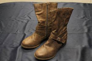Pair of Brown Womens Knee-High Boots with Buckle Detail Size 7.5
