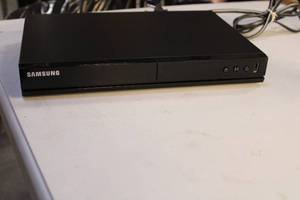 Samsung DVD Player with Multiple Output Options