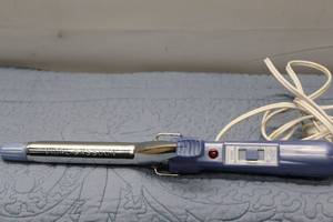 Vidal Sassoon Curling Iron Model VS121 with Adjustable Heat Settings