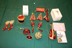 lot 16 image: Collection of 10 Vintage Christmas Ornaments and Decorations
