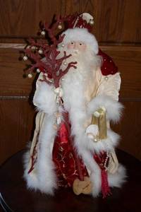 lot 25 image: Vintage Santa Claus Figurine with Coral and Pearl Accents - 22 Inches Tall