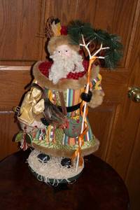 lot 26 image: Vintage Decorative Santa Claus Figure with Chicken and Gift