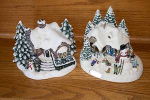 lot 34 image: Pair of Thomas Kinkade Christmas Village Figurines - Snowy Holiday Scene