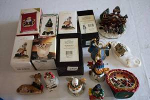 lot 129 image: Collection of Hallmark Keepsake Ornaments and Figurines - Christmas Theme
