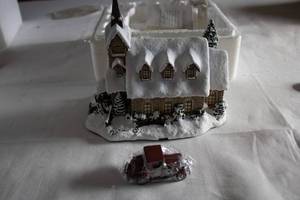 lot 137 image: Thomas Kinkade Limited Edition Light of Hope Church Sculpture with Certificate of Authenticity