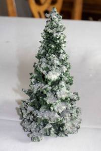 lot 140 image: Vintage Boyds Collection Snow-Dusted Christmas Tree Figurine
