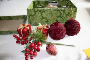 lot 141 image: Christmas Decorative Ornament Collection including Baubles, Gifts, and Florals