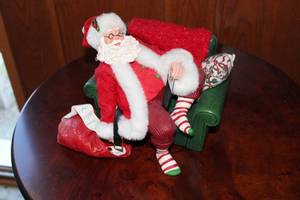 lot 44 image: Vintage Santa Claus Figurine Sitting on Couch with Christmas Decorations