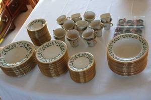 lot 53 image: Set of 35 Christmas Dinnerware Plates and Mugs with Holly Design